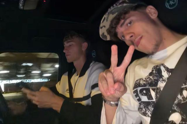 皮塔奇晒车内照,赫伊森一手握方向盘另一手拿手机遭批
